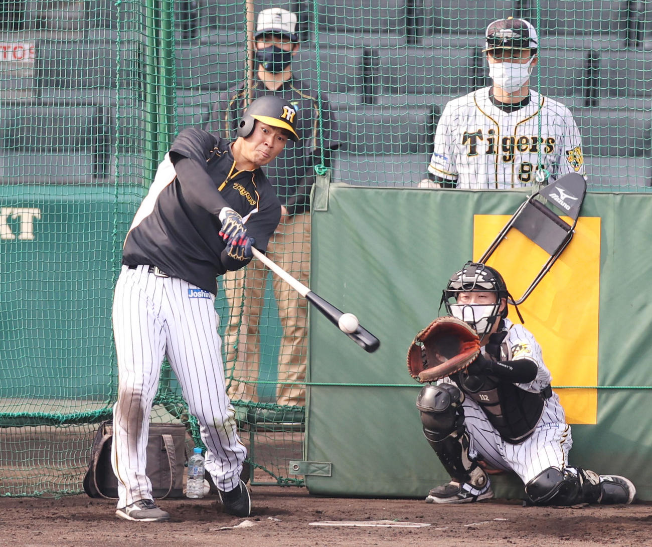 阪神対巨人　フリー打撃を行う佐藤輝（撮影・清水貴仁）