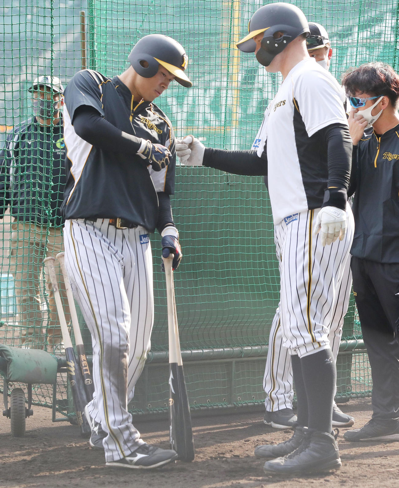 阪神対巨人　フリー打撃を終えた阪神佐藤輝（左）はサンズからアドバイスを受ける（撮影・前田充）