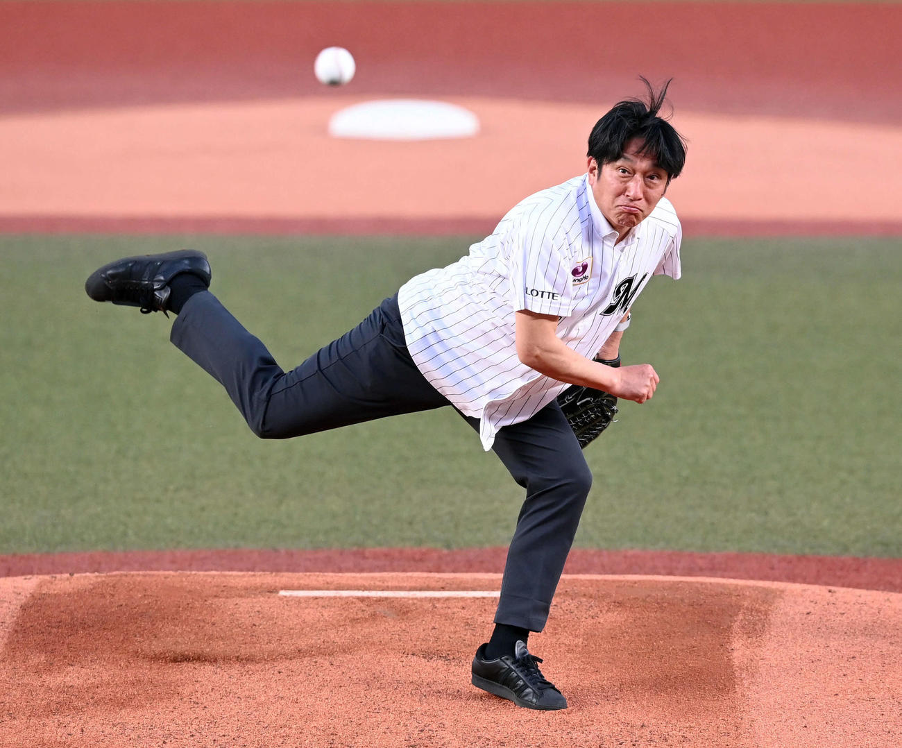 ロッテ対オリックス　ファーストピッチセレモニーを務めた青学の駅伝部原監督（影・たえ見朱実）