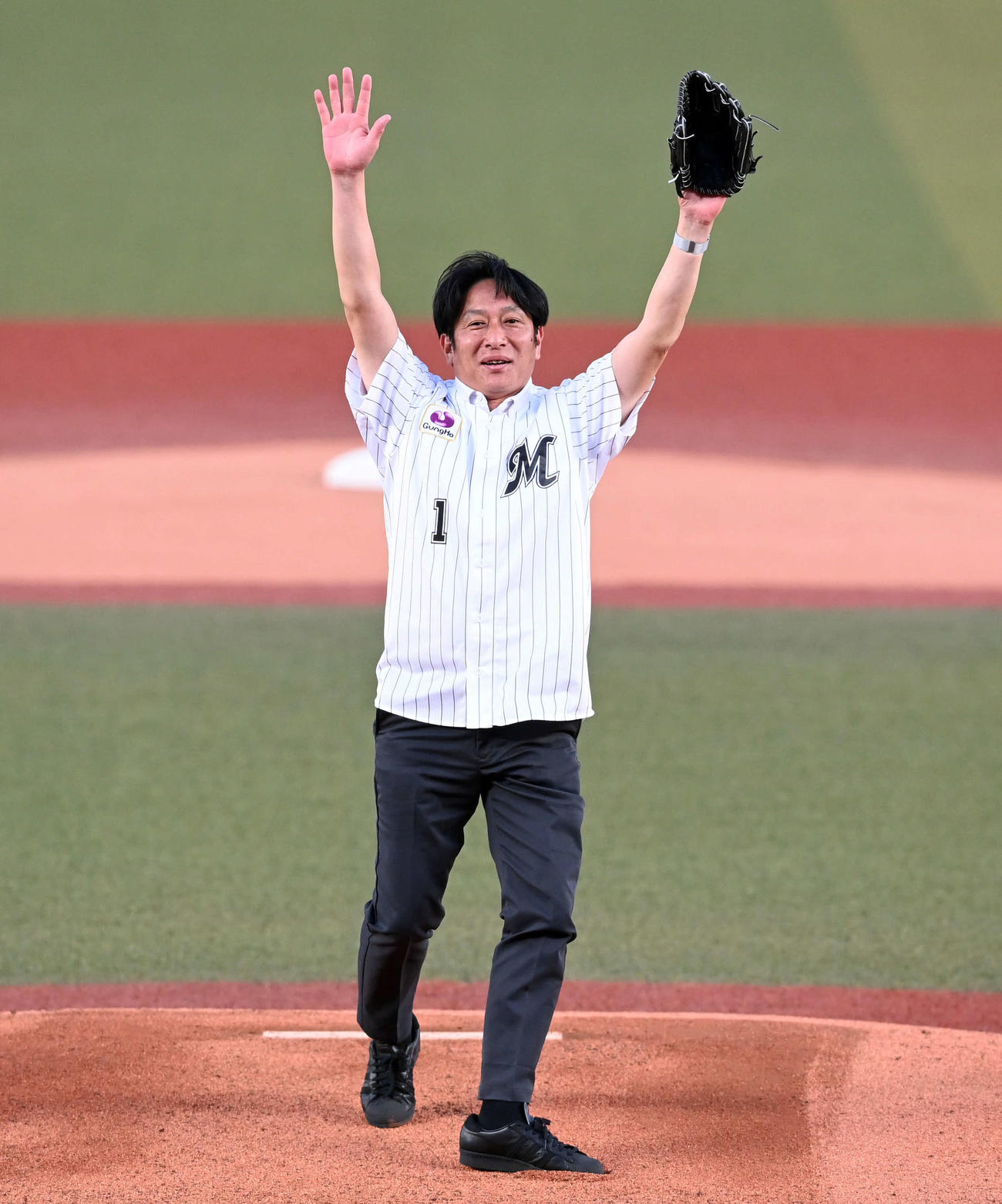 ロッテ対オリックス　ファーストピッチセレモニーを務めた青学の駅伝部原監督（影・たえ見朱実）