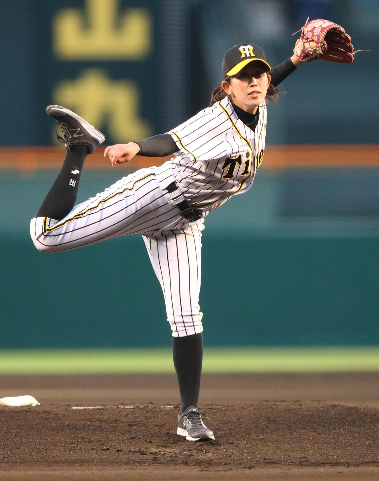阪神対巨人　始球式するタイガースWomen坂東（撮影・上山淳一）