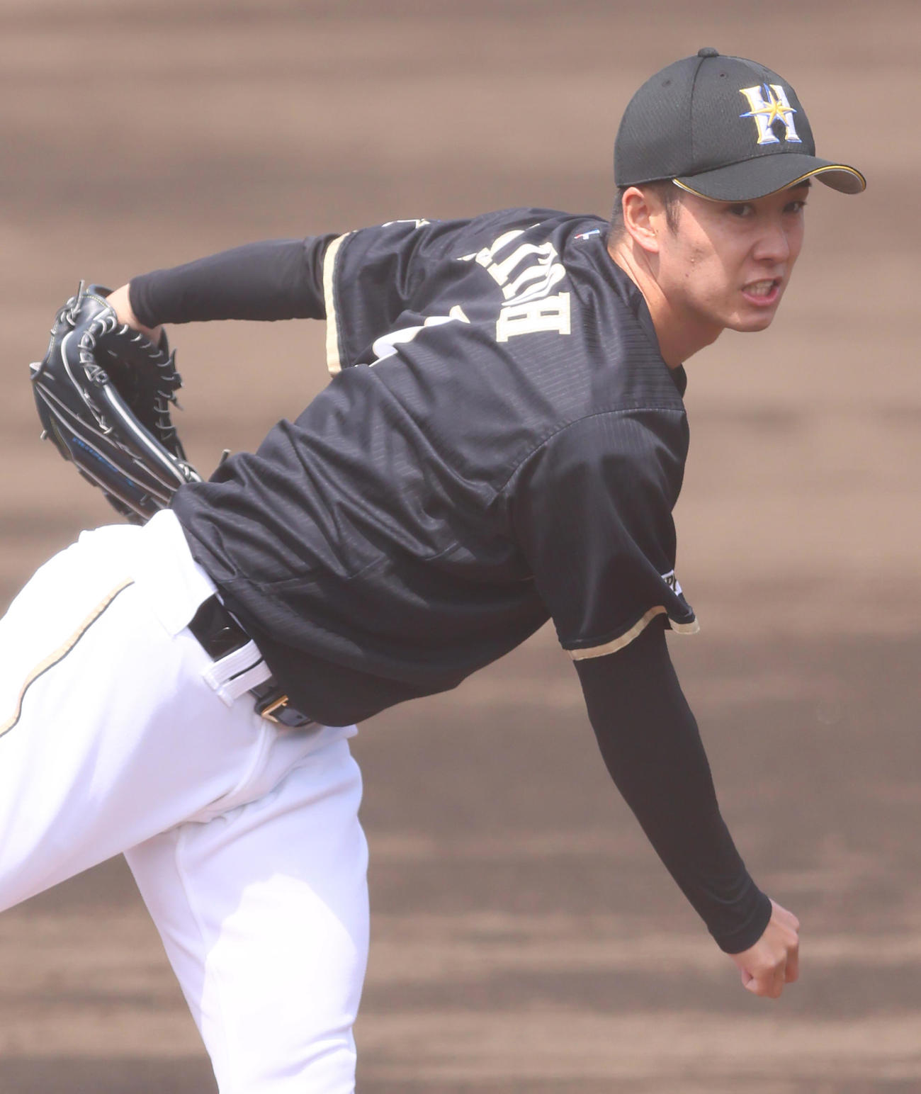 打撃投手を務めた日本ハム斎藤（撮影・足立雅史）