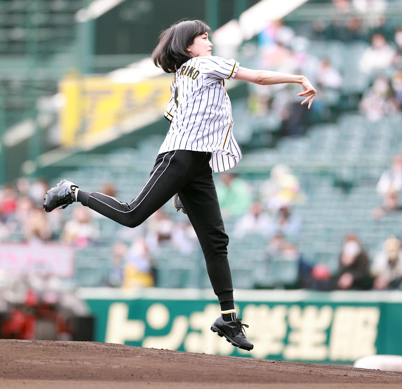 試合前のファーストピッチセレモニーで投げる佐藤江梨子（撮影・浅見桂子）