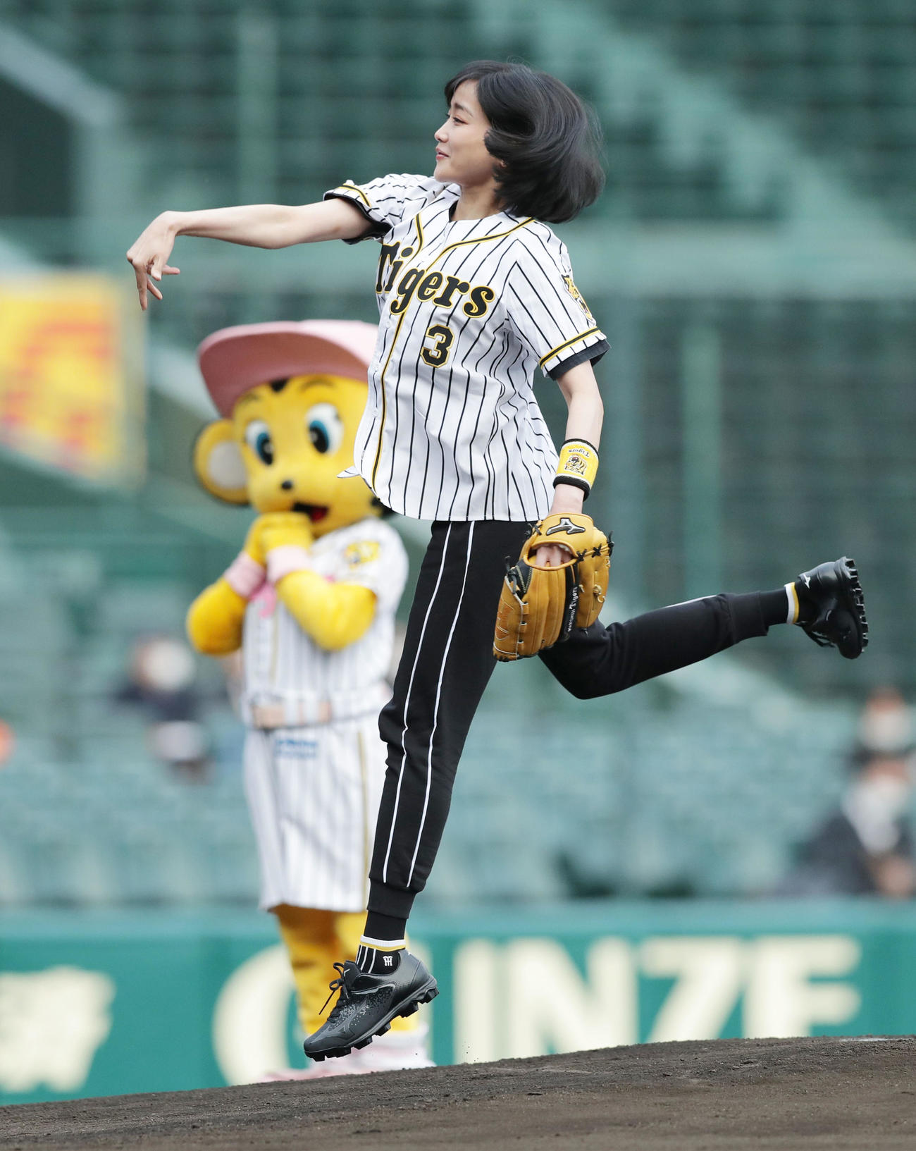 阪神対巨人　ファーストピッチセレモニーで投球する佐藤江梨子（撮影・前田充）