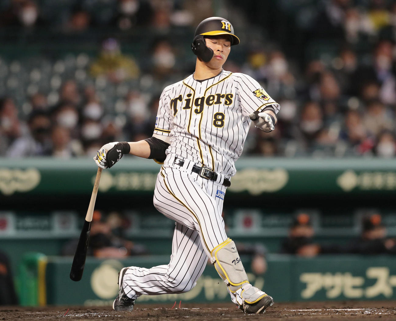 阪神対巨人　2回裏阪神1死一塁、空振り三振に倒れる佐藤輝（撮影・前田充）