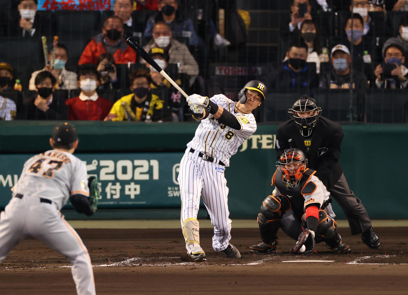 阪神対巨人　2回裏阪神1死一塁、空振り三振に倒れる佐藤輝（撮影・清水貴仁）