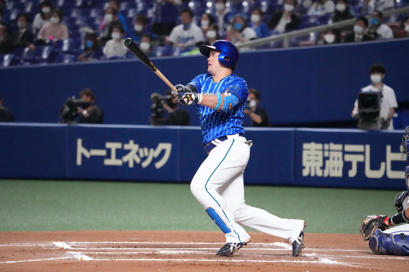 中日対DeNA 6回表DeNA2死一塁、左越え2点本塁打を放った牧（撮影・森本幸一）