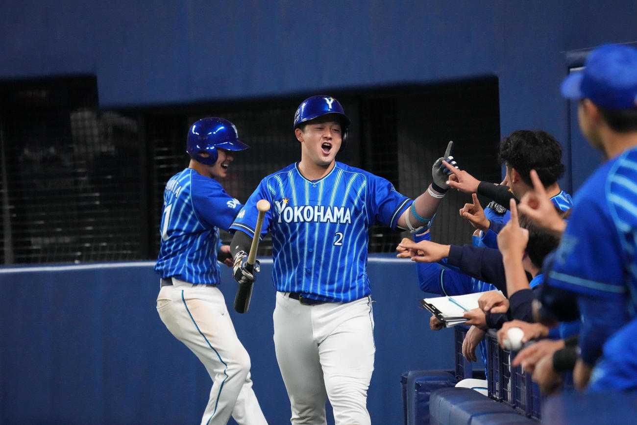 中日対DeNA 6回表DeNA2死一塁、左越え2点本塁打を放った牧（撮影・森本幸一）