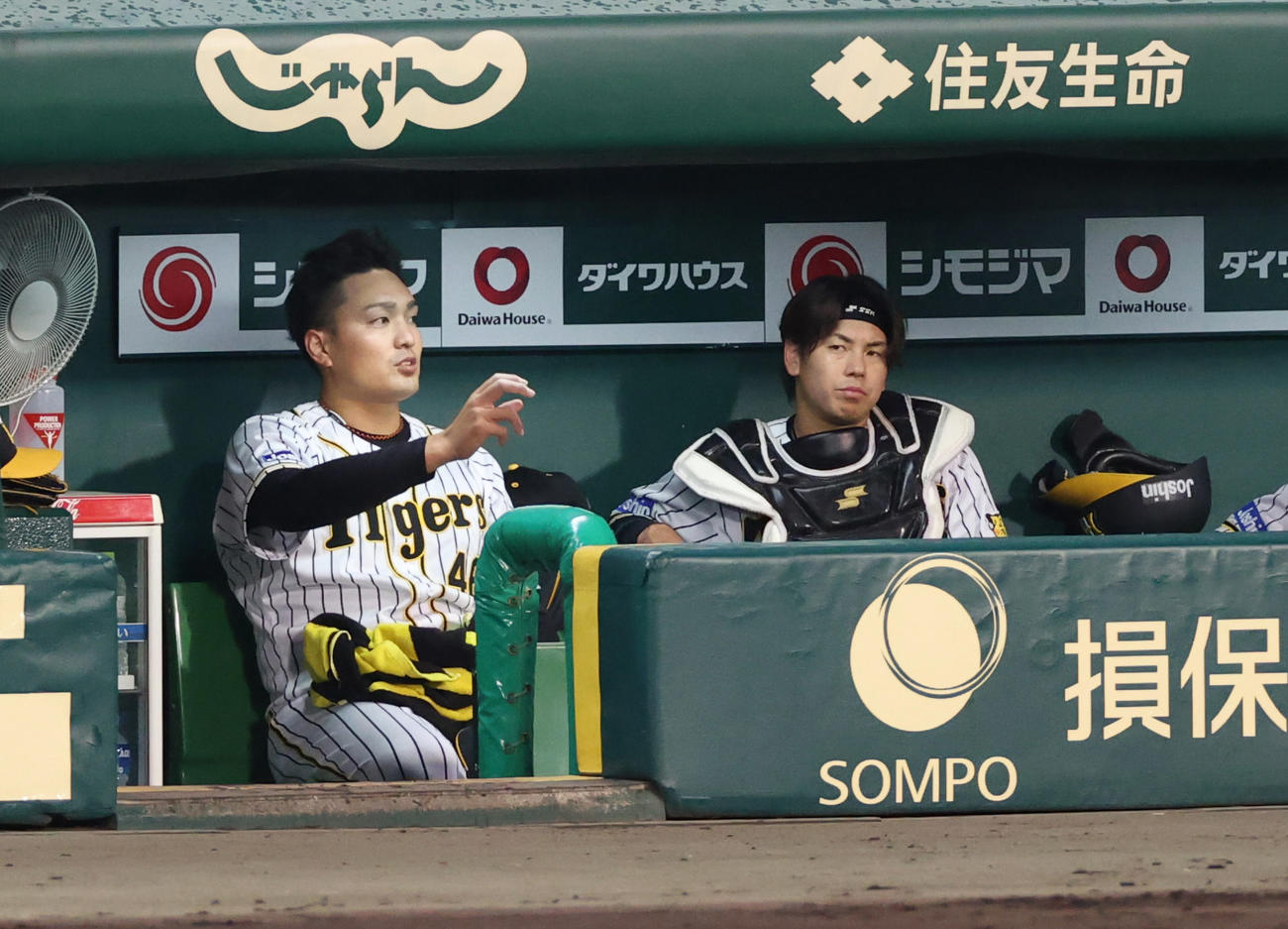阪神対巨人　6回裏阪神無死、代打が送られ降板となった秋山（左）は梅野と話し合う（撮影・清水貴仁）