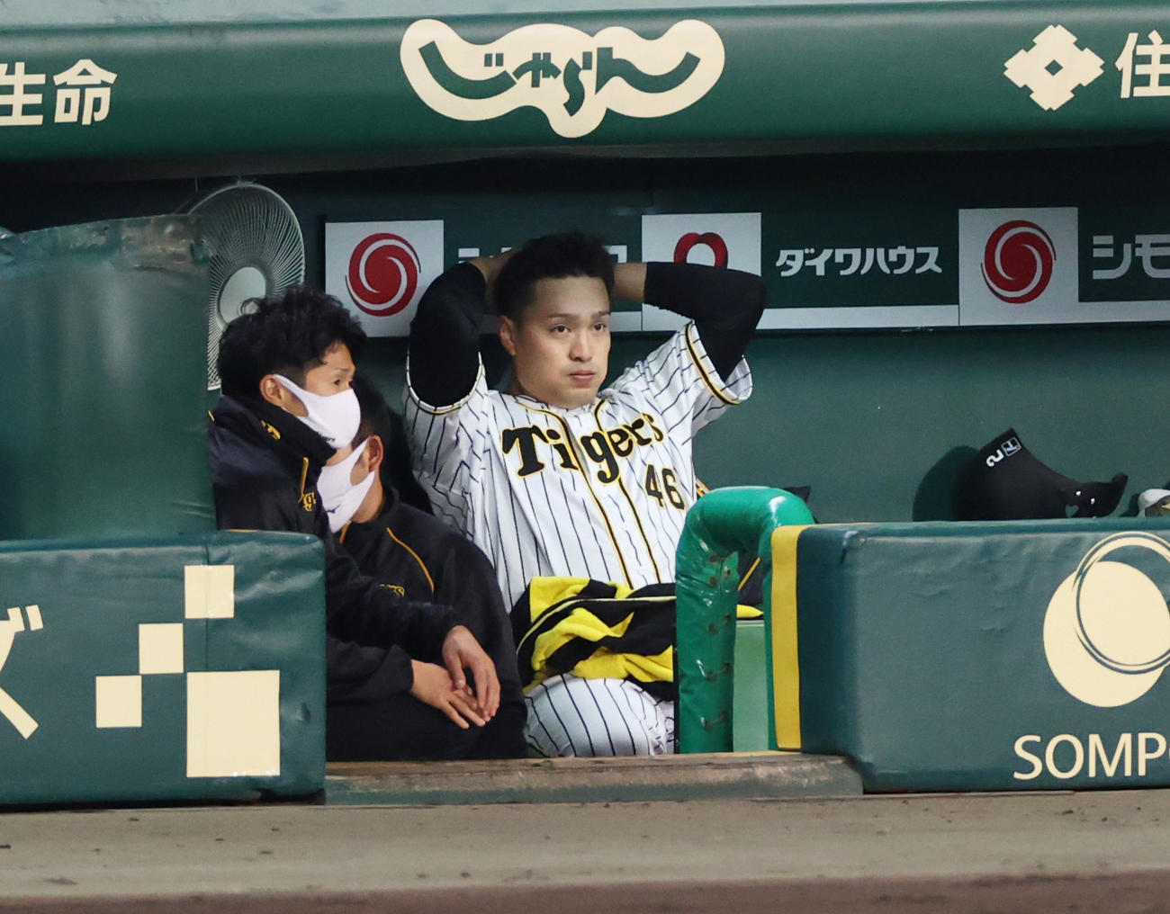 阪神対巨人　4回にも失点しベンチで厳しい顔をみせる秋山（撮影・清水貴仁）