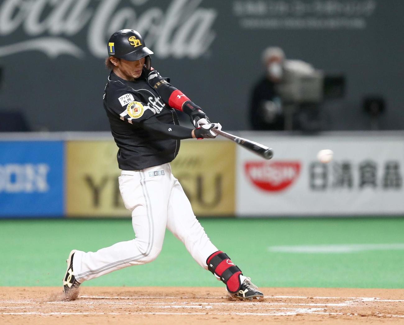 日本ハム対ソフトバンク　3回表ソフトバンク1死二塁、左越え適時二塁打を放つ今宮（撮影・黒川智章）