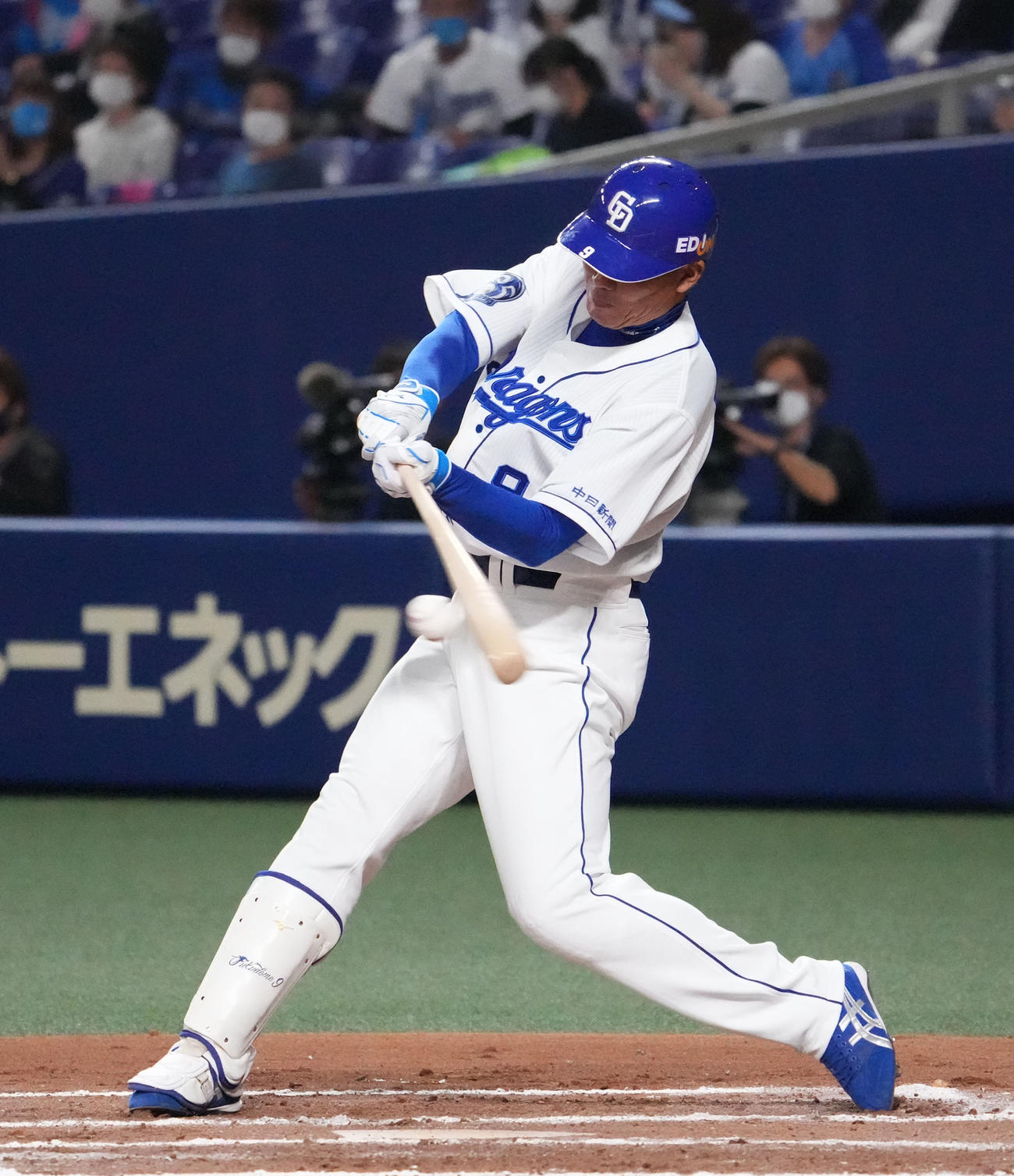 中日対DeNA 6回裏中日2死二塁、左中間へ適時二塁打を放った福留（撮影・森本幸一）