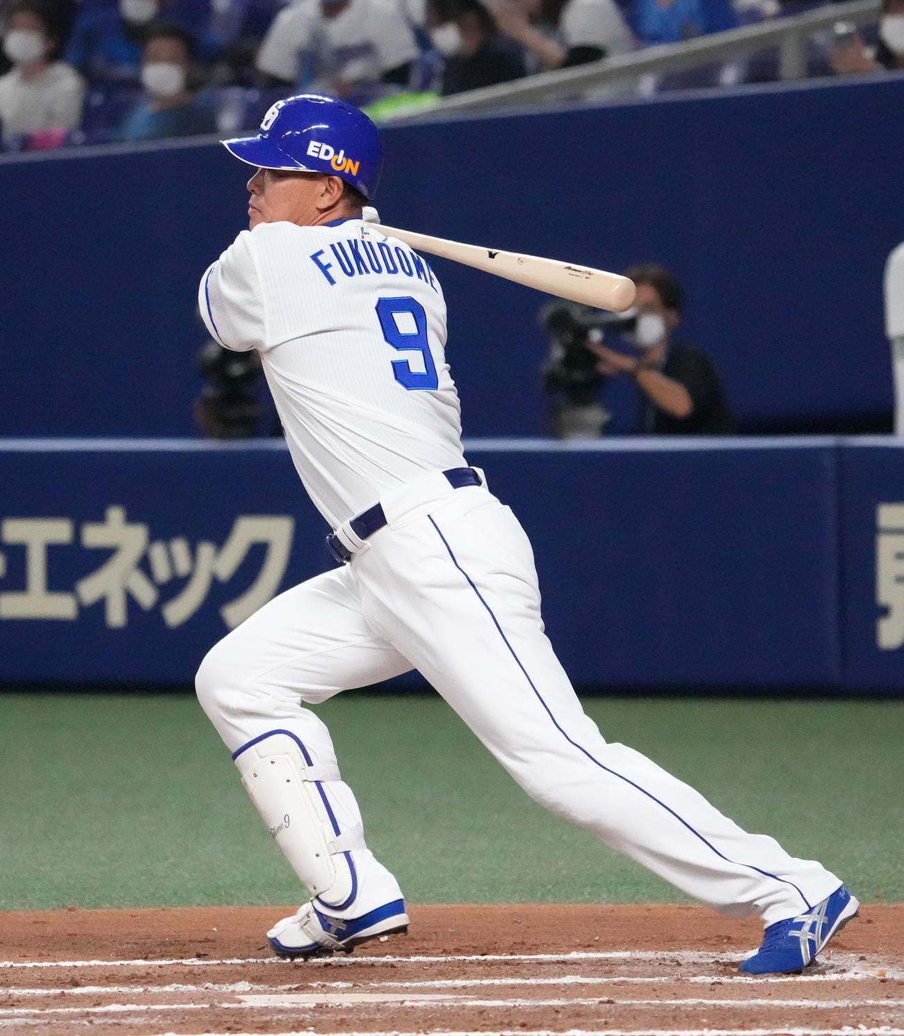 中日対DeNA 6回裏中日2死二塁、左中間へ適時二塁打を放った福留（撮影・森本幸一）