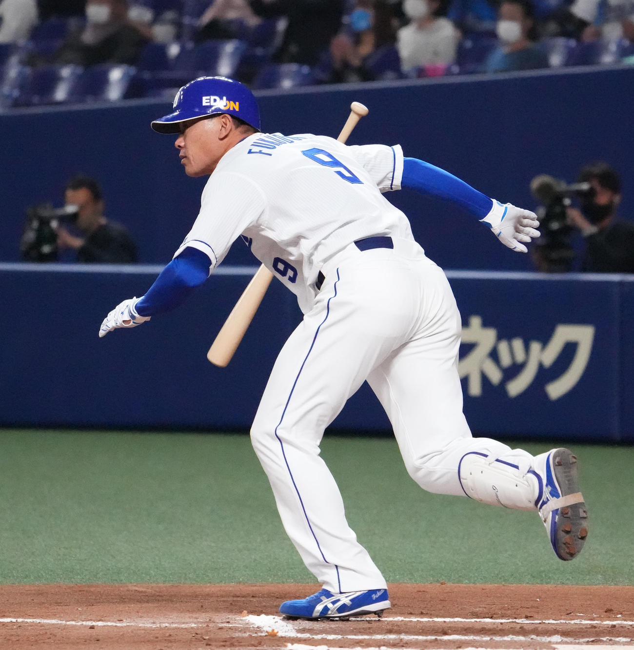 中日対DeNA 6回裏中日2死二塁、左中間へ適時二塁打を放った福留（撮影・森本幸一）