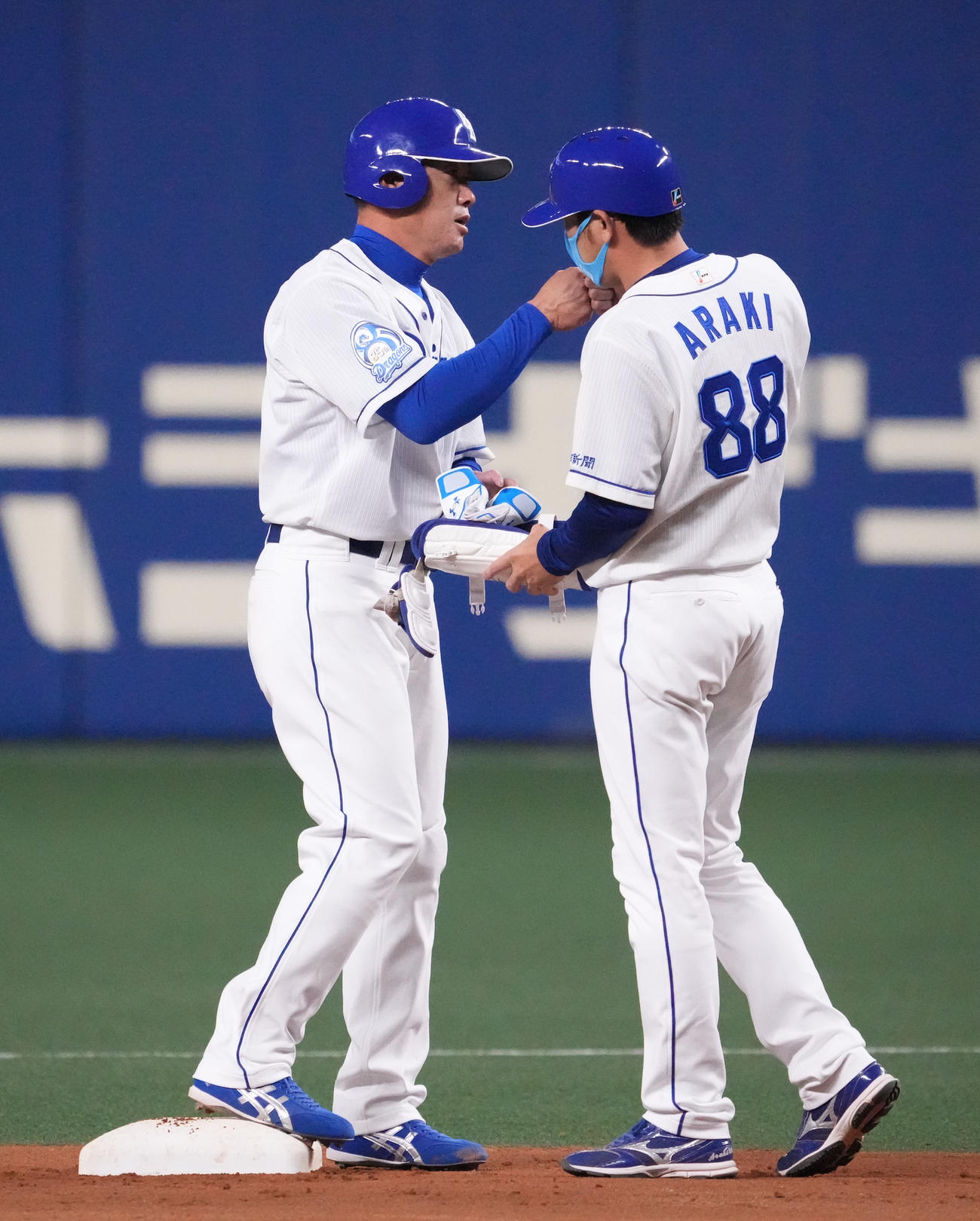 中日対DeNA 6回裏中日2死二塁、左中間へ適時二塁打を放った福留（撮影・森本幸一）