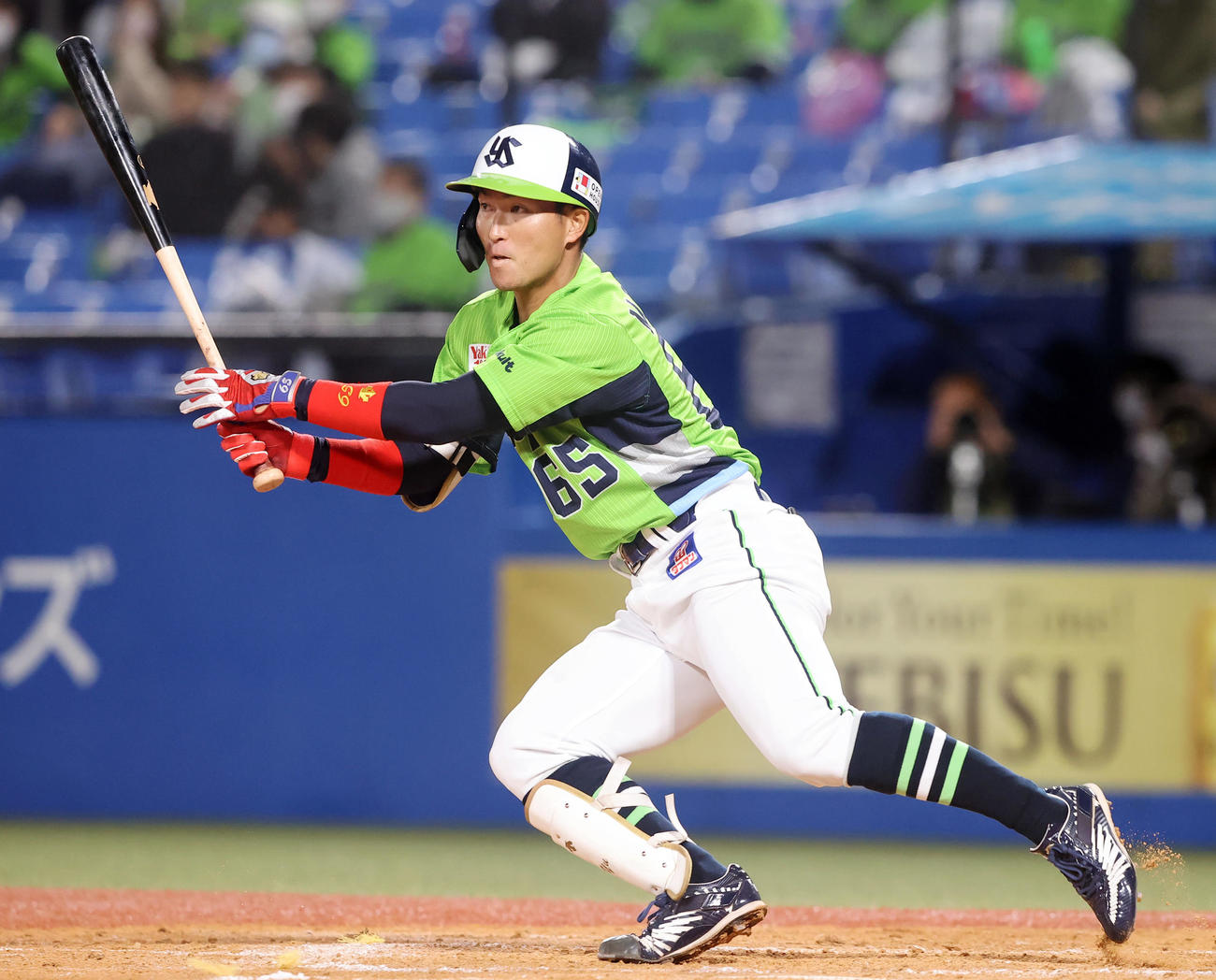ヤクルト対広島　3回裏ヤクルト2死一、三塁、左前適時打を放つ松本友（撮影・垰建太）