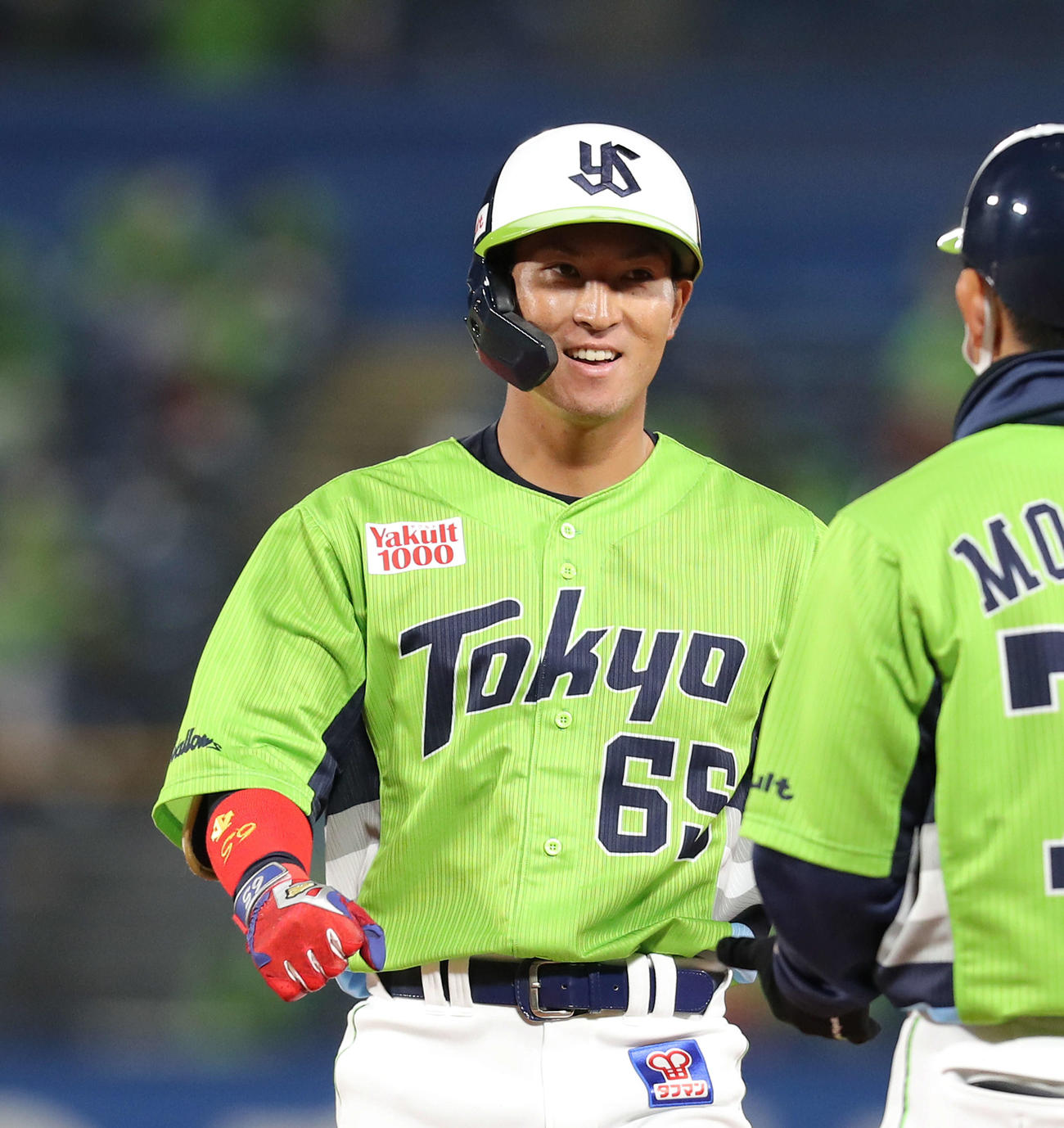 ヤクルト対広島　3回裏ヤクルト2死一、三塁、左前勝ち越し適時打を放ち笑顔を見せる松本友（撮影・河田真司）