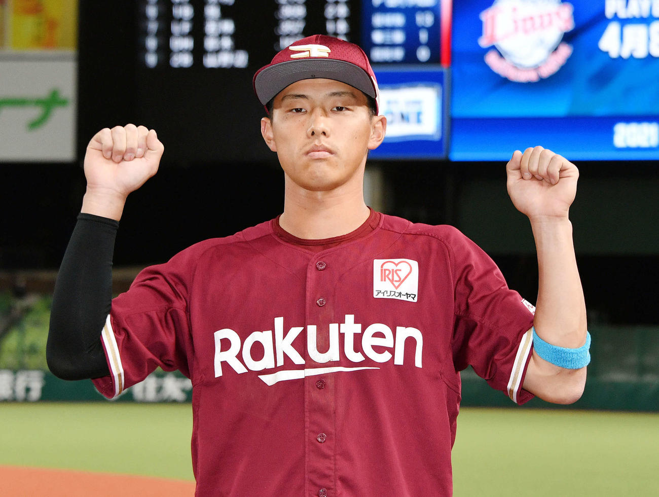 西武対楽天　ヒーローインタビューを終えポーズを決める楽天辰己（撮影・滝沢徹郎）