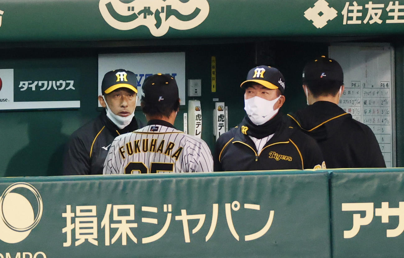 阪神対巨人　5回、ベンチで福原忍投手コーチと話す矢野耀大監督（撮影・清水貴仁）