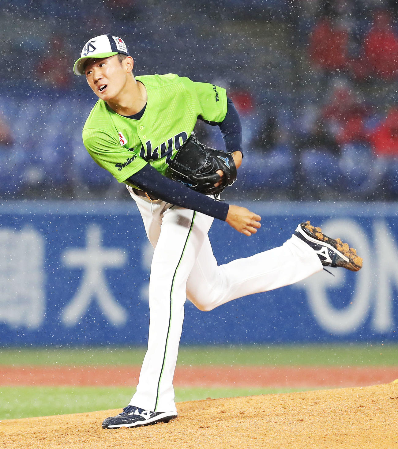 ヤクルト対広島　2回表広島無死、雨の中を力投する奥川（撮影・河田真司）