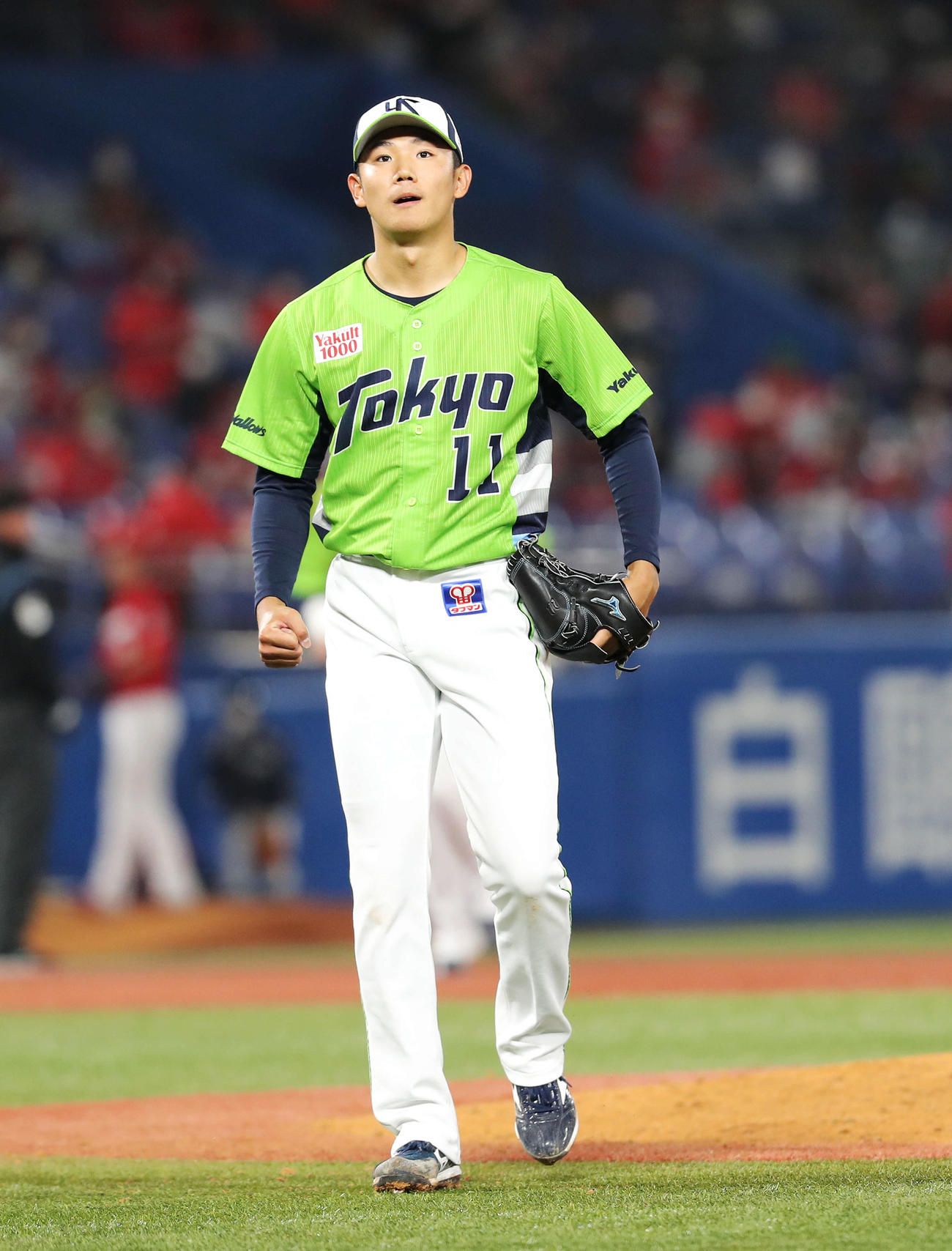 ヤクルト対広島　5回表を抑え、ガッツポーズする奥川（撮影・河田真司）