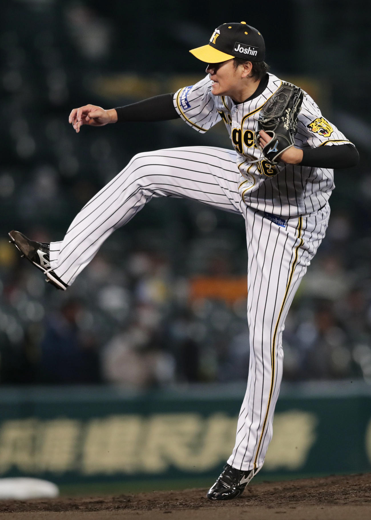 阪神対巨人　7回表、阪神2番手で登板する小林（撮影・前田充）