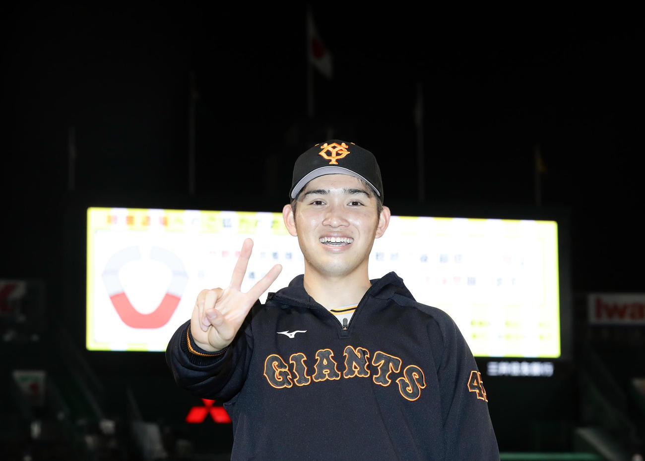 阪神対巨人　好投で今季2勝目の高橋は、いい笑顔でVサイン（撮影・浅見桂子）