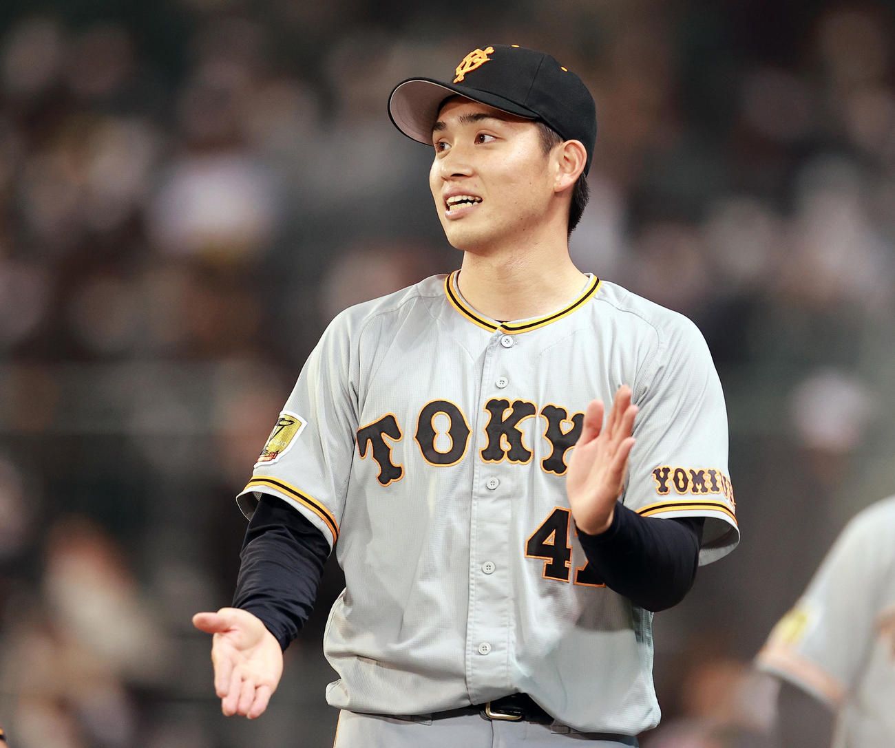 阪神対巨人　8回裏阪神2死一、三塁、糸原を二塁ゴロに仕留めてピンチをしのいだ中川を笑顔の拍手で迎える高橋（撮影・浅見桂子）