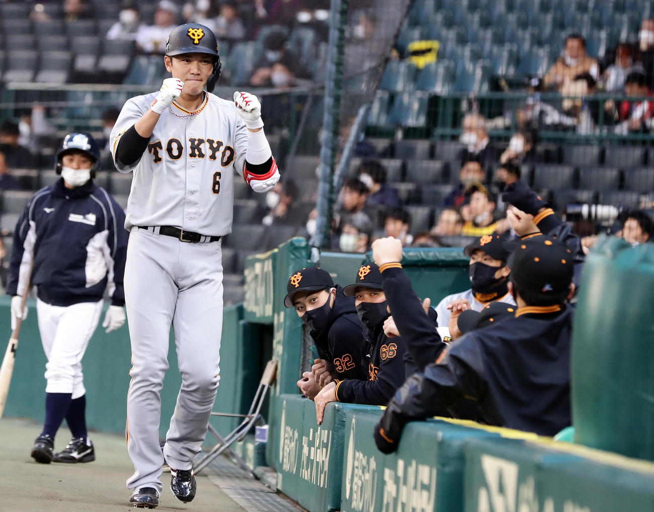 阪神対巨人　1回表巨人1死、坂本は先制の中越えソロ本塁打を放ち、ナインとエアグータッチ（撮影・浅見桂子）