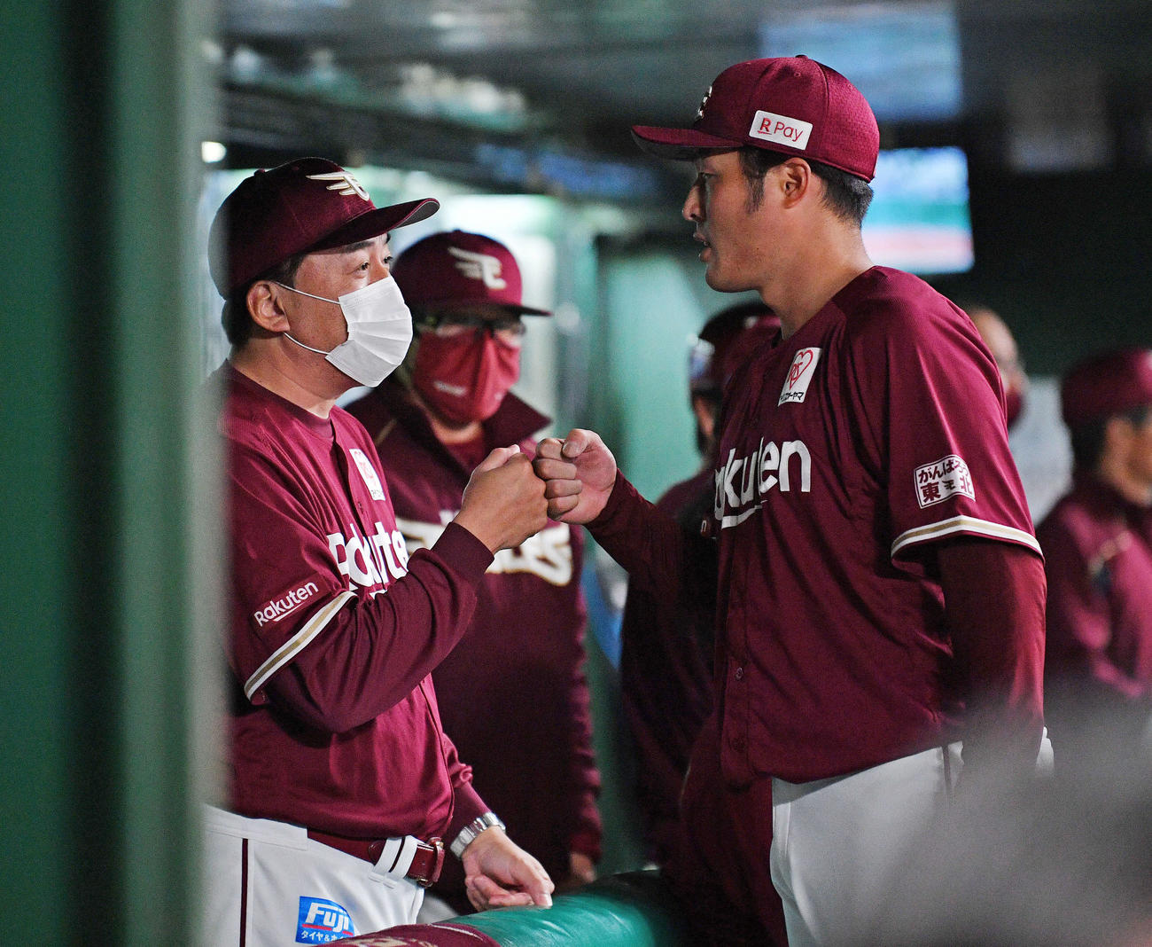 西武対楽天　7回を1安打無失点に抑えた楽天滝中（右）は石井GM兼監督とグータッチ（撮影・滝沢徹郎）