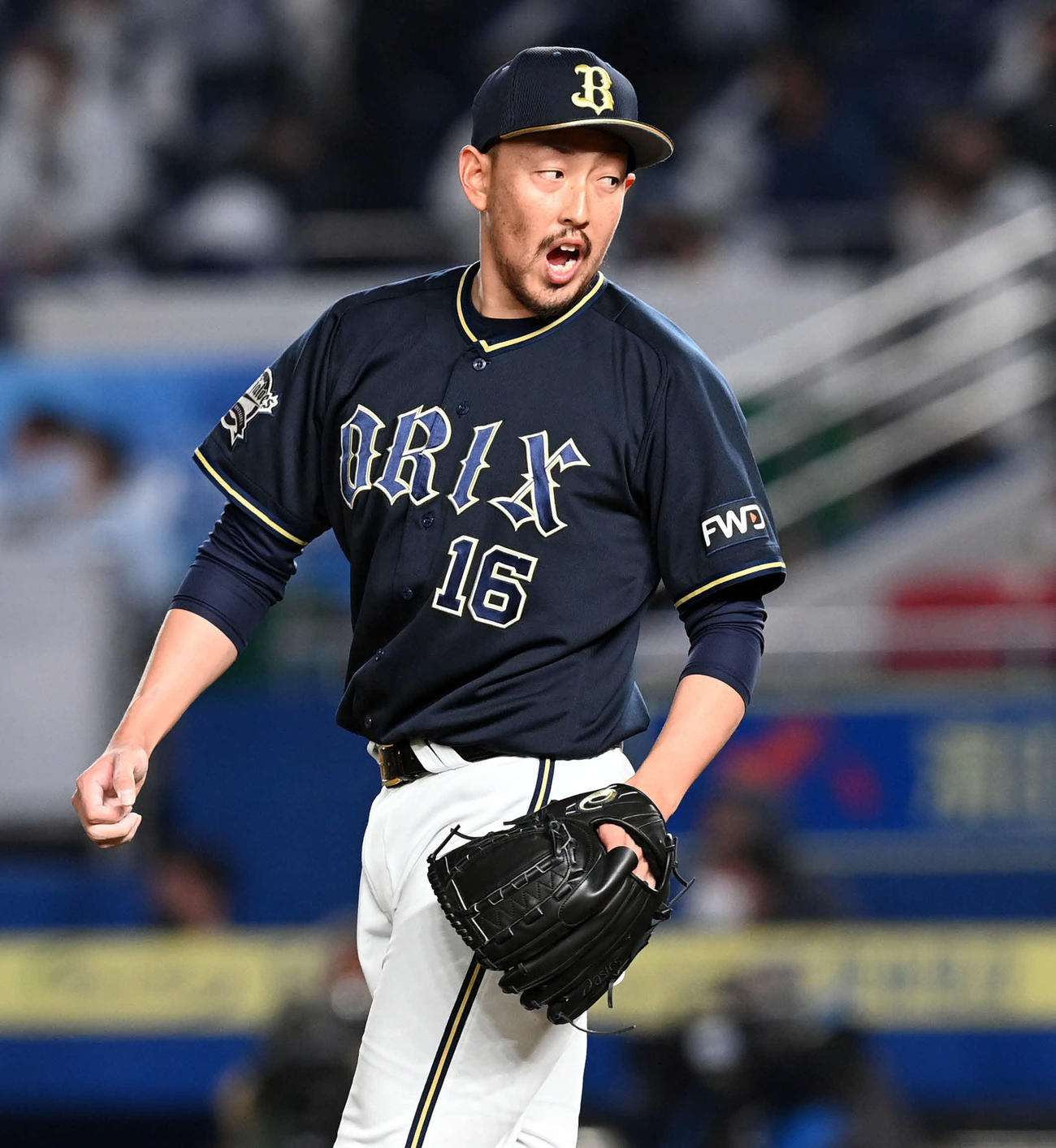 ロッテ対オリックス　9回裏ロッテ2死満塁、漆原大晟に替わりマウンドに上がったオリックス平野佳は、無失点に抑え雄たけびを上げる（撮影・たえ見朱実）