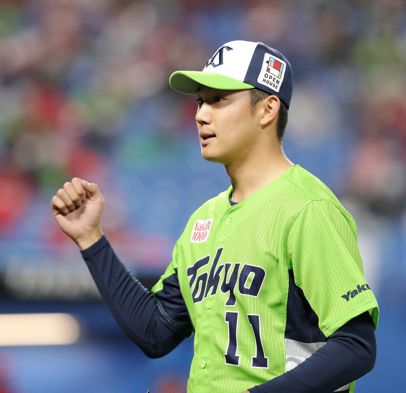 ヤクルト対広島　5回表を抑え、ガッツポーズでベンチに戻る奥川（撮影・河田真司）