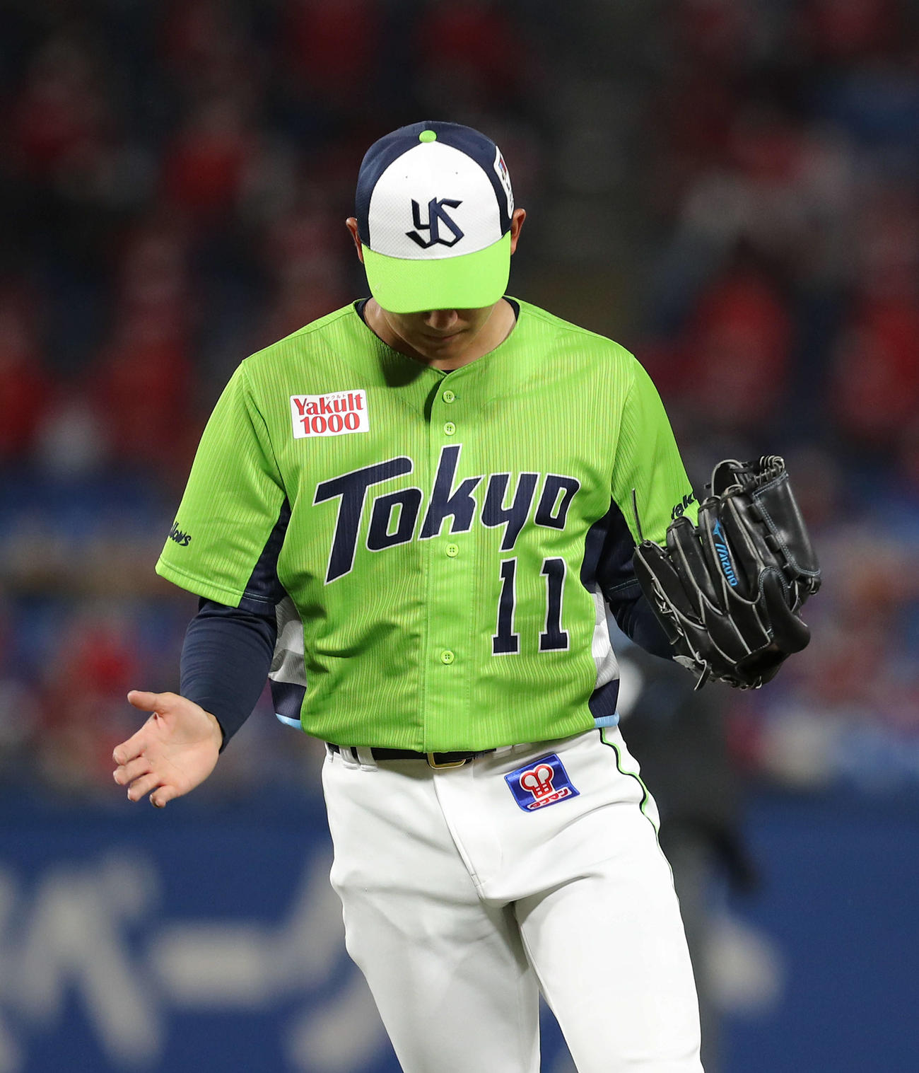 ヤクルト対広島　3回表を抑え、グラブをたたきベンチに戻る奥川（撮影・河田真司）