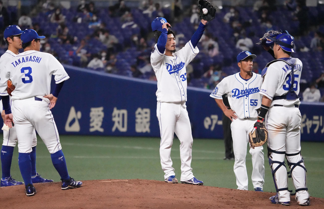 中日対DeNA 9回表DeNA2死一、二塁、マウンドを降りる祖父江（撮影・森本幸一）