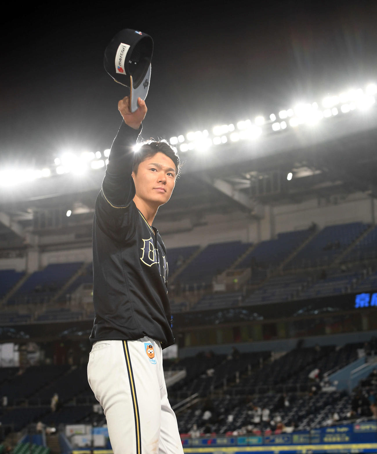 ロッテ対オリックス　今季2勝目を挙げファンの声援に応えるオリックス山本（撮影・たえ見朱実）