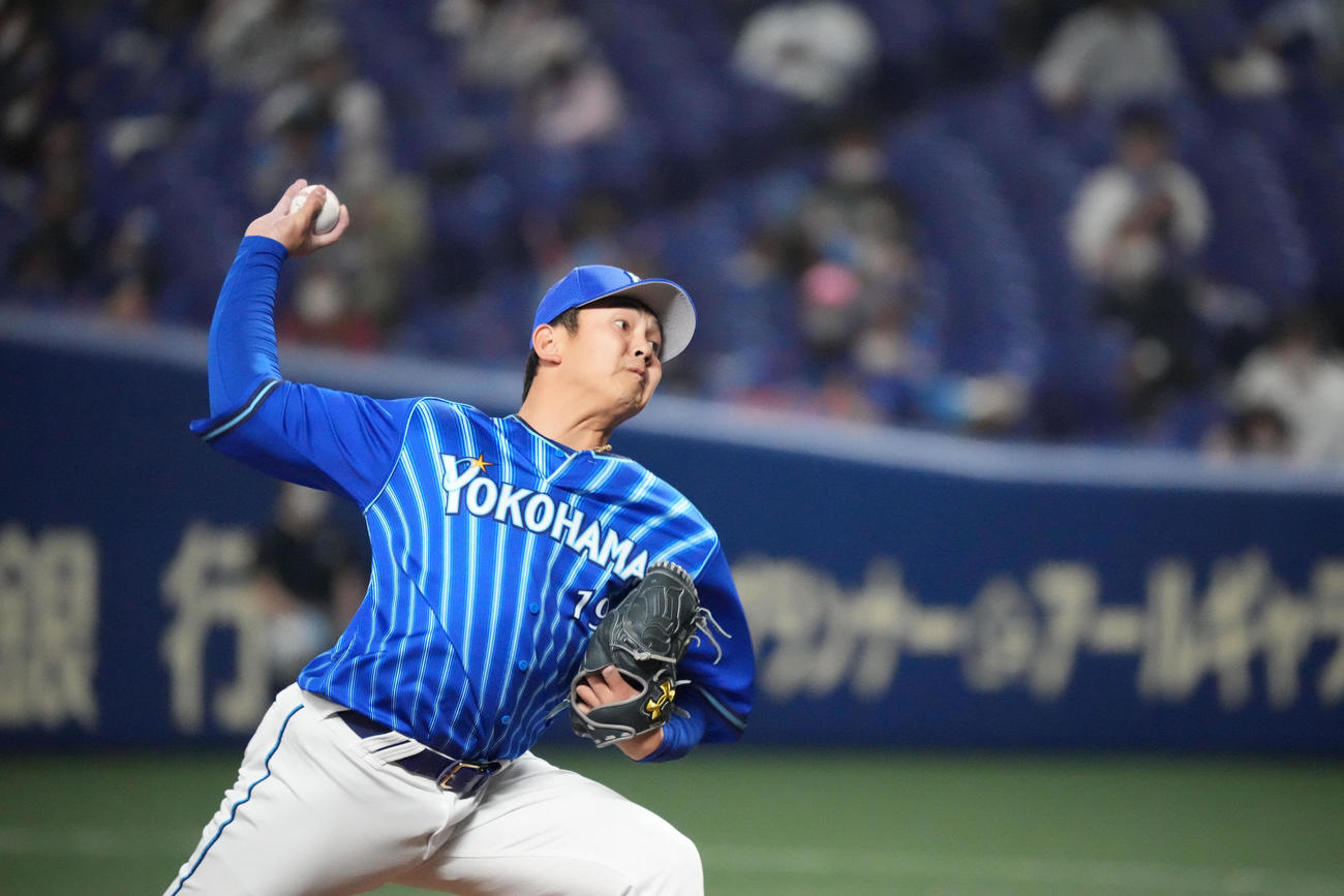 中日対DeNA 8回裏、DeNA4番手で登板する山崎康（撮影・森本幸一）