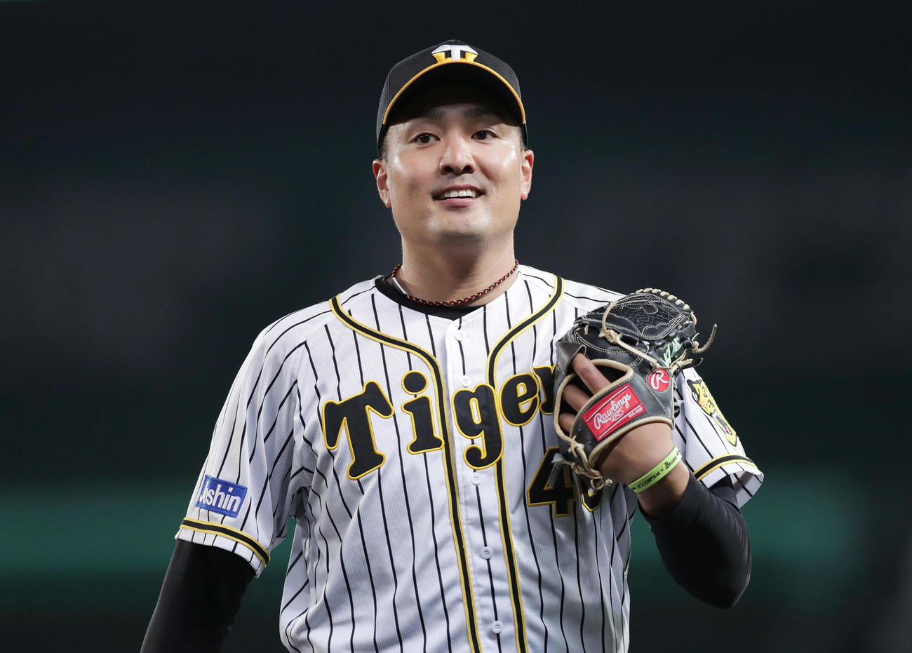 5回表巨人2死一、二塁、大城を一ゴロに仕留めピンチをしのぎ、笑顔を見せる秋山（撮影・前田充）