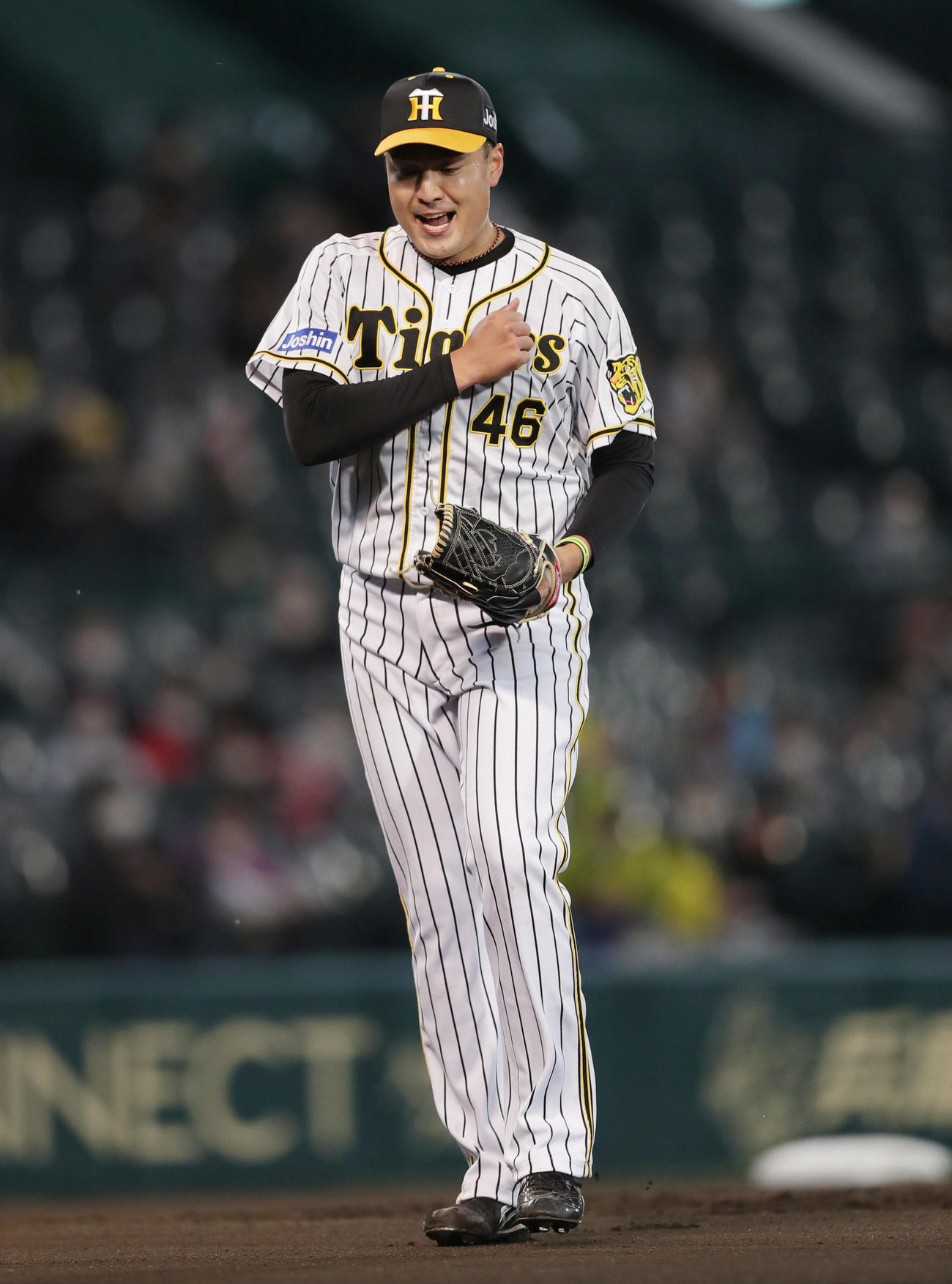 阪神対巨人　6回表巨人2死、炭谷を空振り三振に仕留め、グラブをたたいて雄たけびをあげる秋山（撮影・前田充）