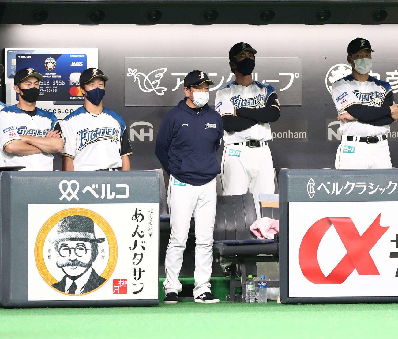 日本ハム対ソフトバンク　ベンチで渋い表情の栗山監督（中央）（撮影・黒川智章）