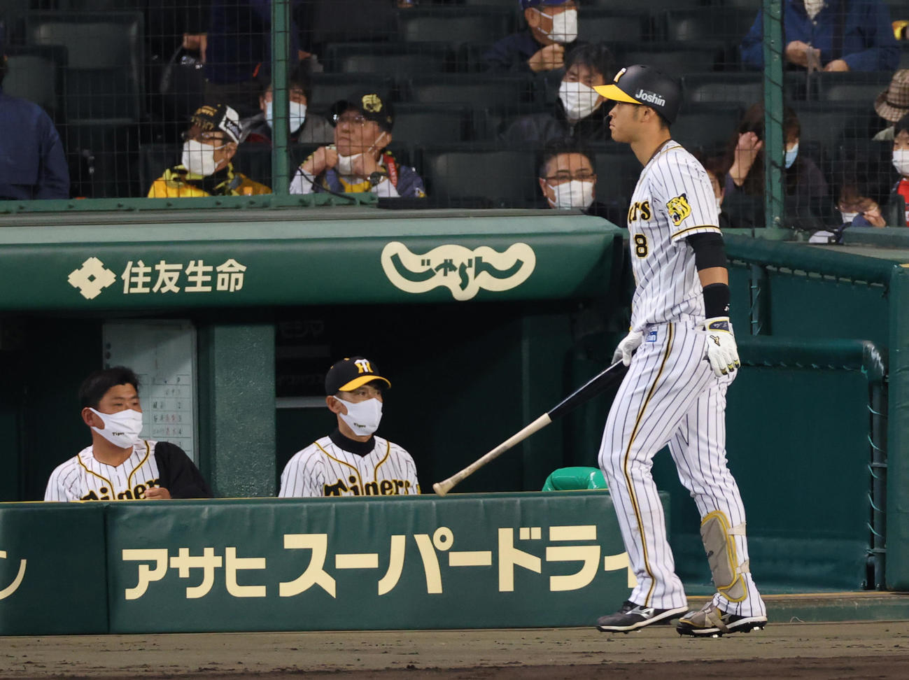 阪神対巨人　9回裏阪神2死二塁、佐藤輝（右）が空振り三振に倒れて試合終了となり、厳しい表情の矢野監督（中央）ら（撮影・清水貴仁）