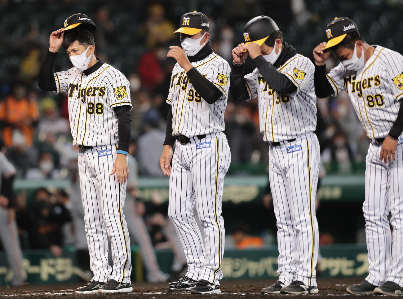阪神対巨人　巨人に敗れ観客にあいさつする阪神矢野監督（左端）ら（撮影・前田充）