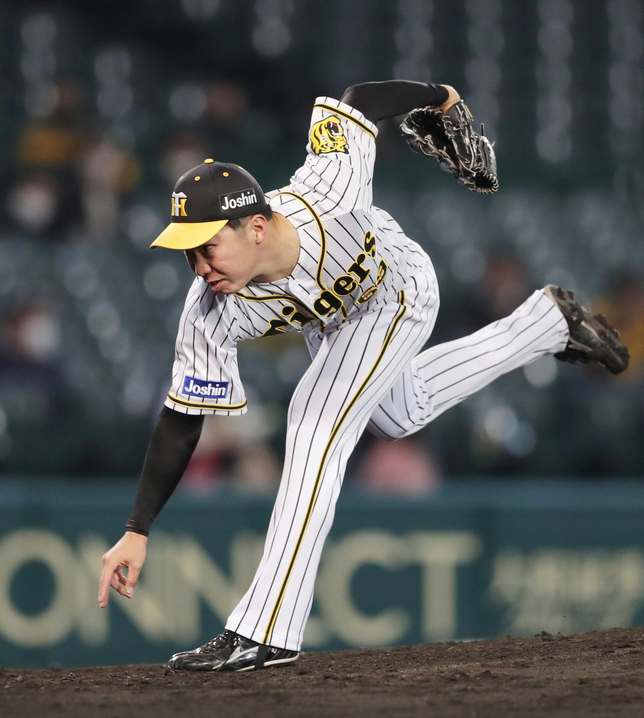 9回表、阪神3番手で登板し試合を締めた石井大（撮影・前田充）