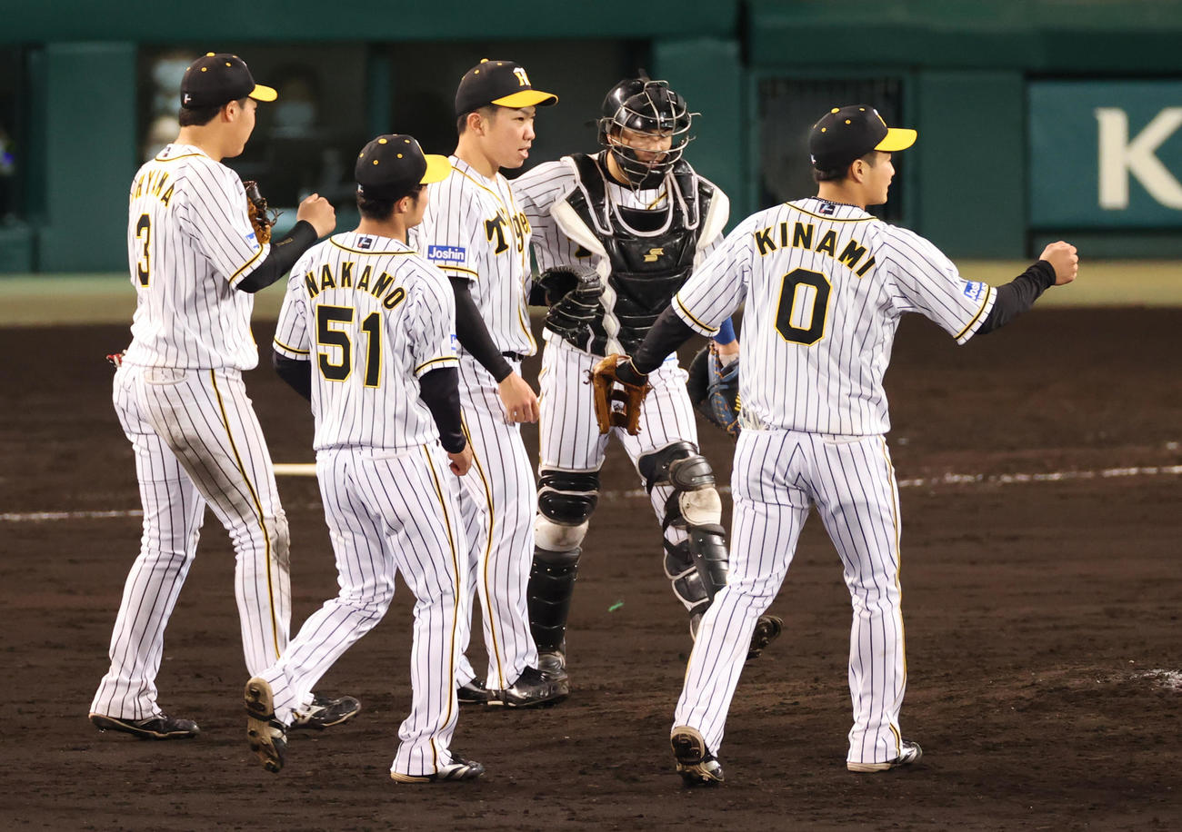 9回に登板し3者凡退で試合を締めた石井大（中央）（撮影・清水貴仁）