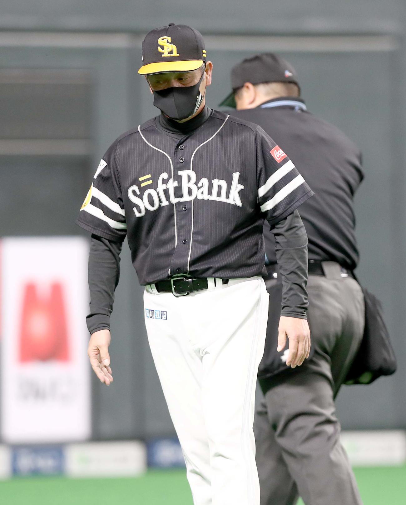 日本ハム対ソフトバンク　6回裏、投手交代を告げる工藤監督（撮影・黒川智章）