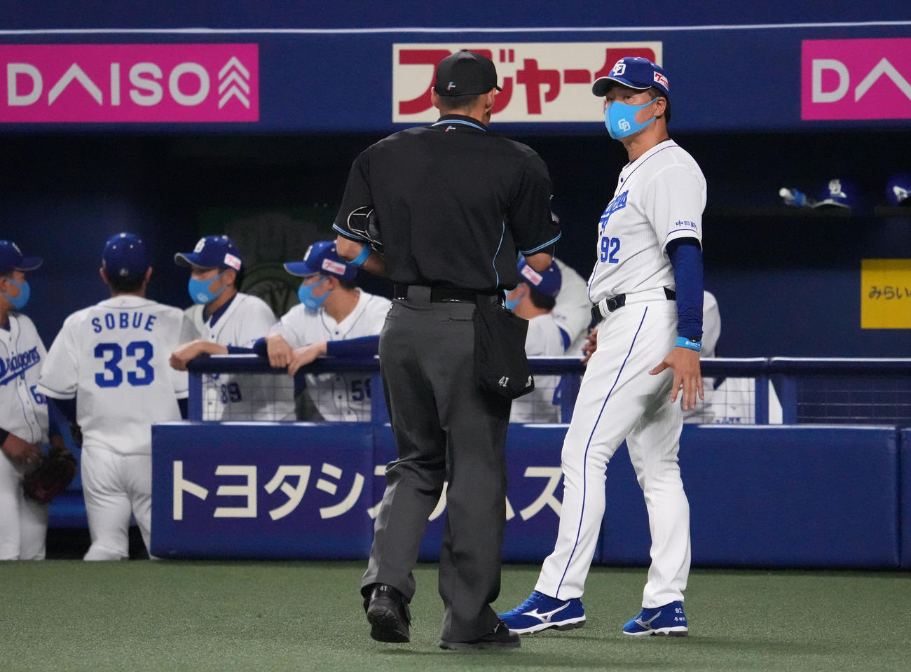 中日対DeNA 9回表DeNA2死一、二塁、投手交代を告げる与田剛監督（右）（撮影・森本幸一）