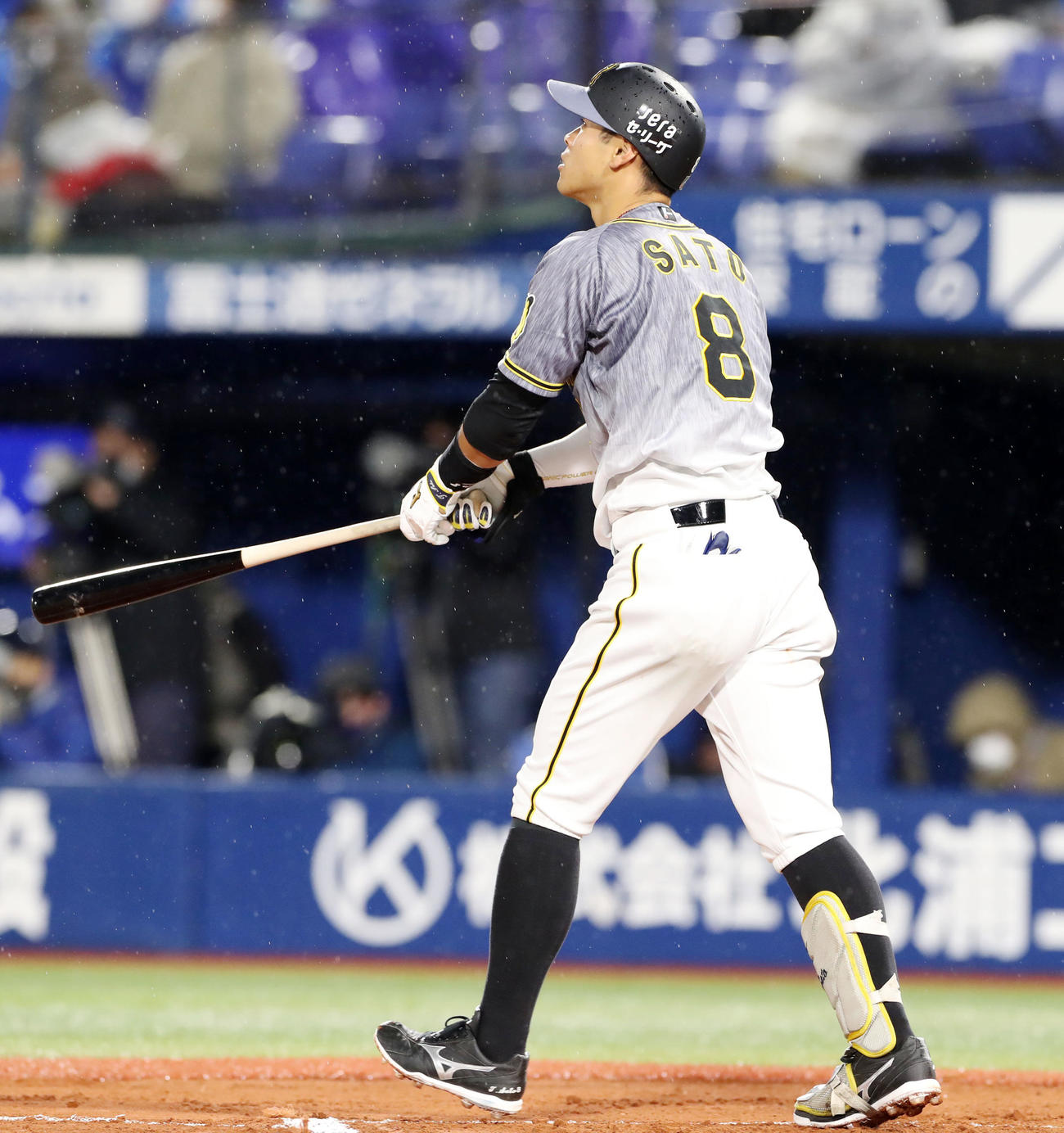 DeNA対阪神　6回表阪神無死、佐藤輝は右中間越え本塁打を放つ（撮影・加藤哉）