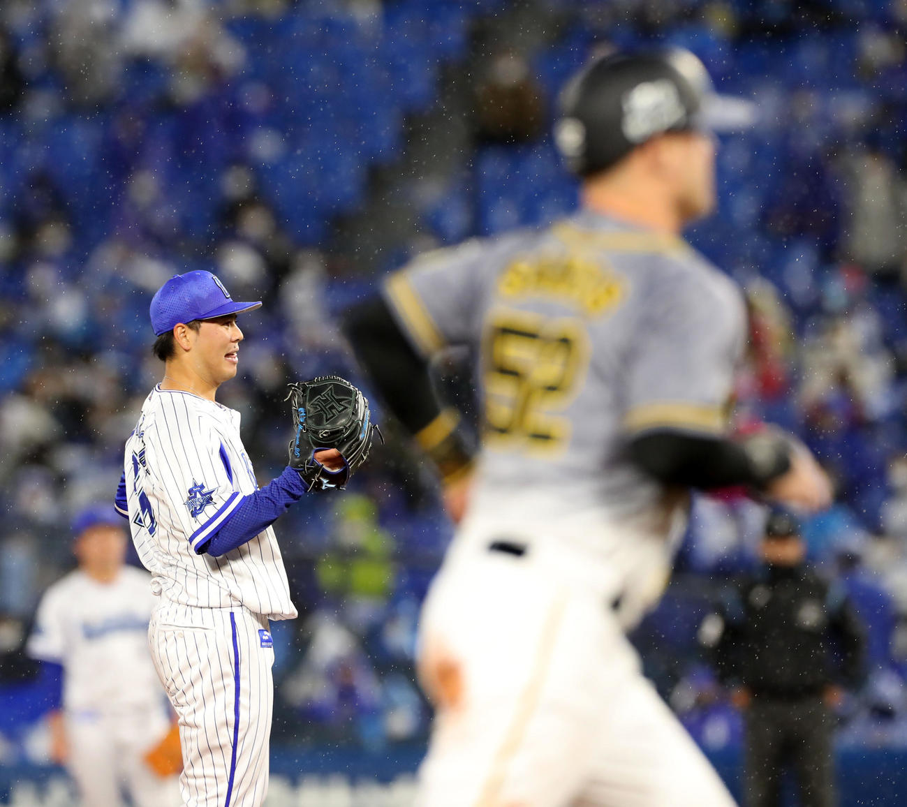 DeNA対阪神　1回表阪神2死満塁、浜口は山本に押し出し四球を与え失点する。右は生還する三塁走者のサンズ（撮影・加藤哉）