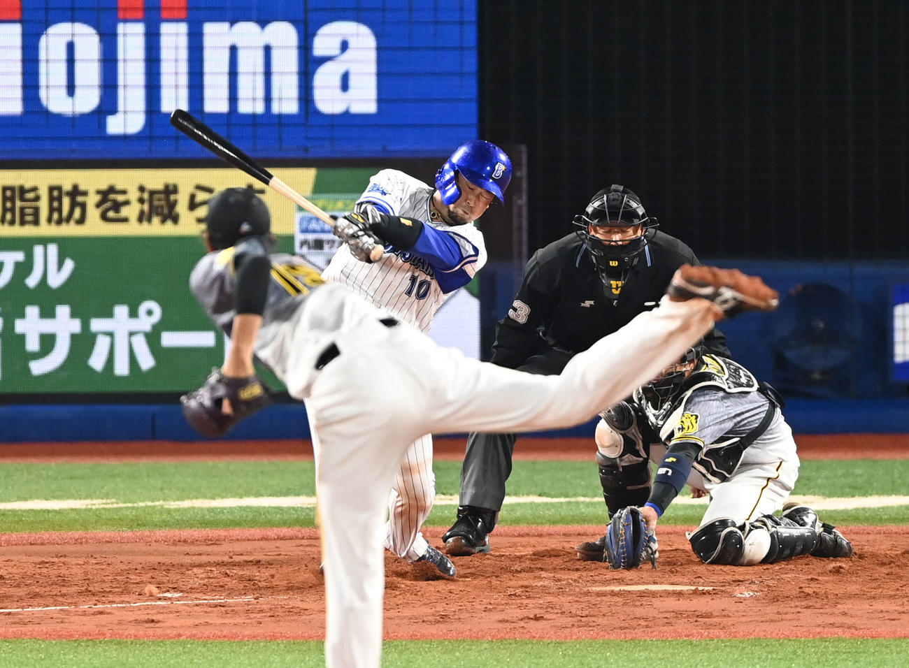 DeNA対阪神　2回裏DeNA2死、戸柱は空振り三振。投手藤浪（撮影・山崎安昭）