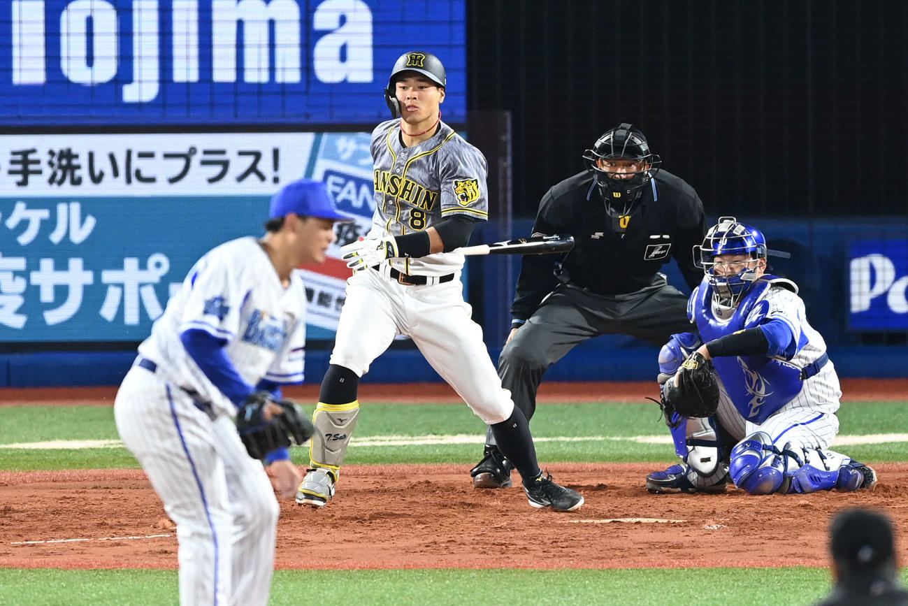 DeNA対阪神　3回表阪神1死一塁、佐藤輝は二ゴロを打って併殺を招く。投手浜口（撮影・山崎安昭）