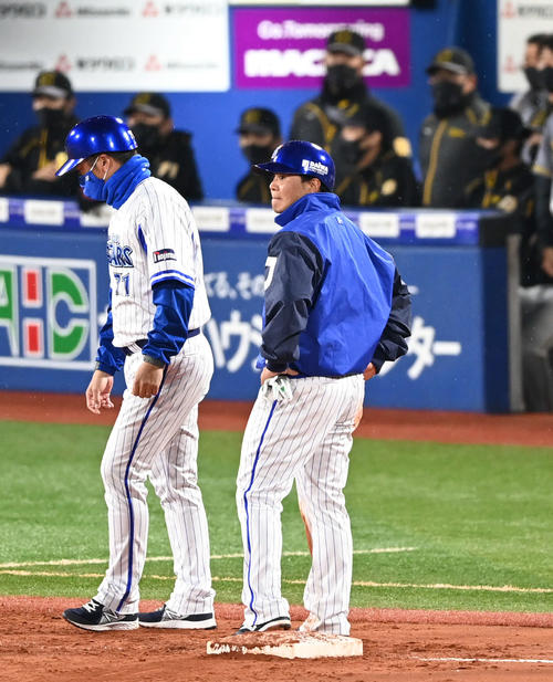 DeNA対阪神　3回裏DeNA1死満塁、佐野の右飛でタッチアップしなかった浜口（右）（撮影・山崎安昭）
